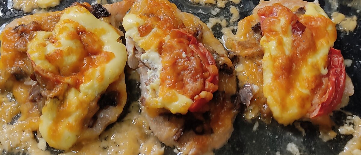 Свиные отбивные с грибами, помидорами, под сырной шапкой