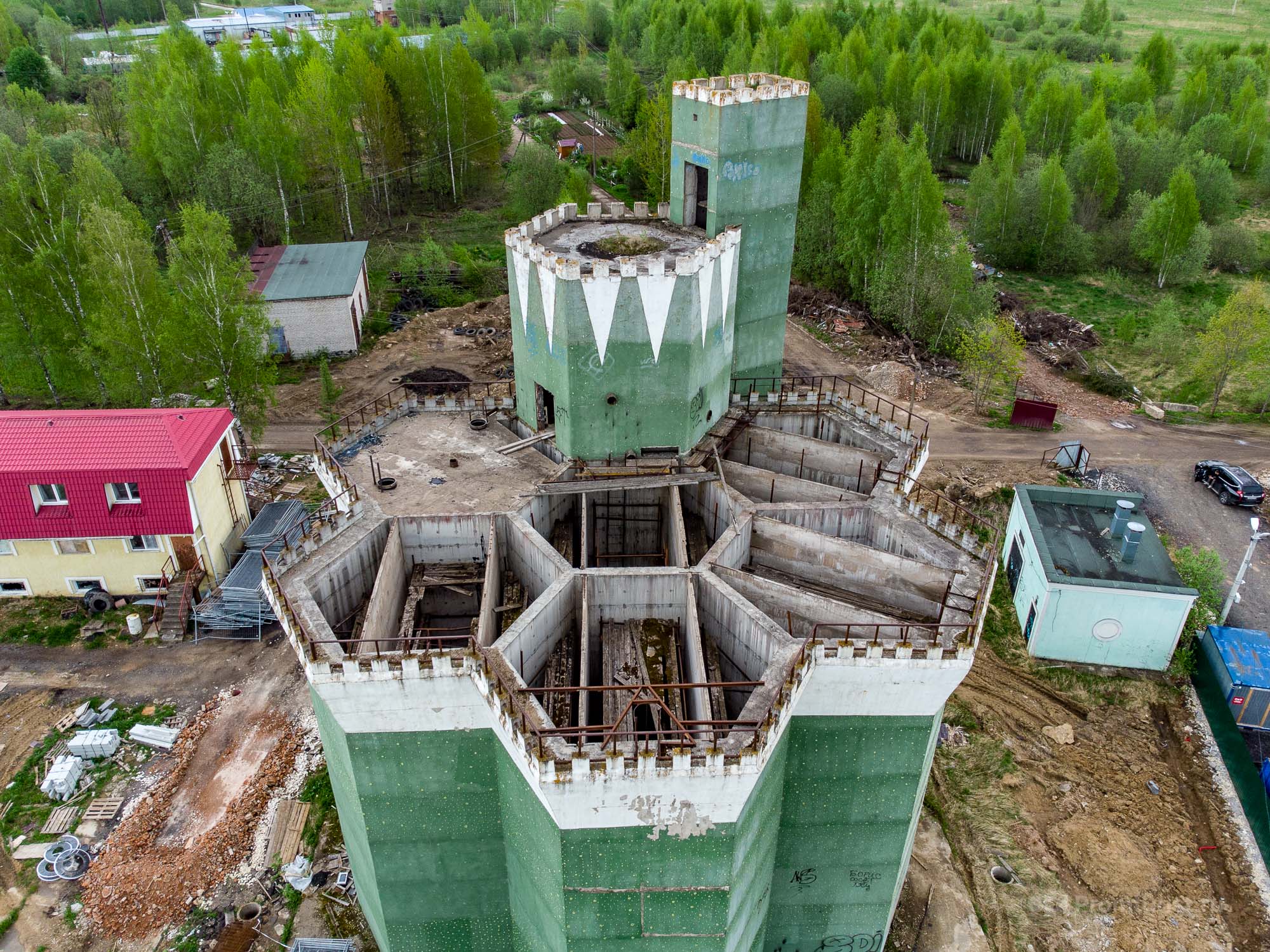 В Подмосковье обнаружен огромный заброшенный дом-замок для очистки воды от нечистот ???3