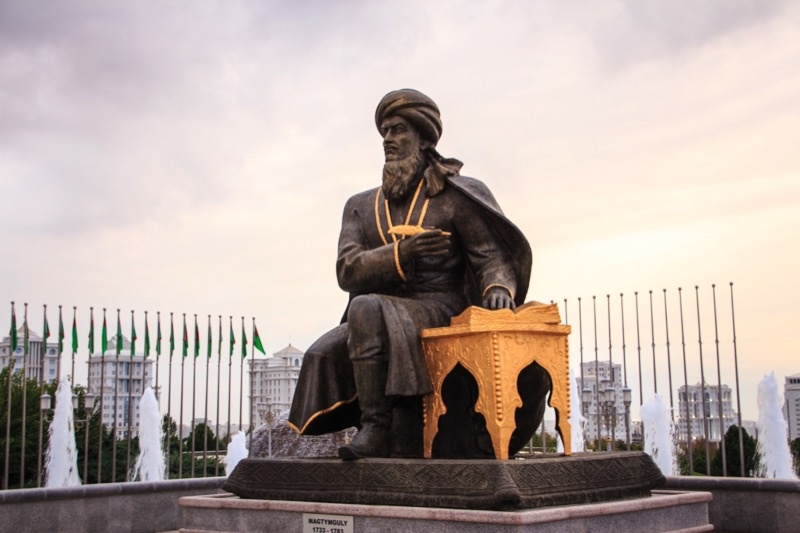 Памятник в Ашхабаде