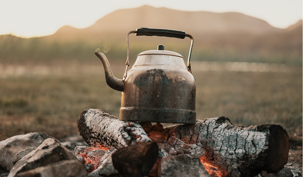 Чайник в горах. Чайник для костра. Чайник на огне. Котелок на природе.