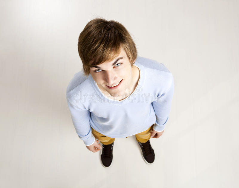 интересные ракурсы. мальчик снизу. юноша в рваных джинсах. стоящий мальчик. мальчик снизу.