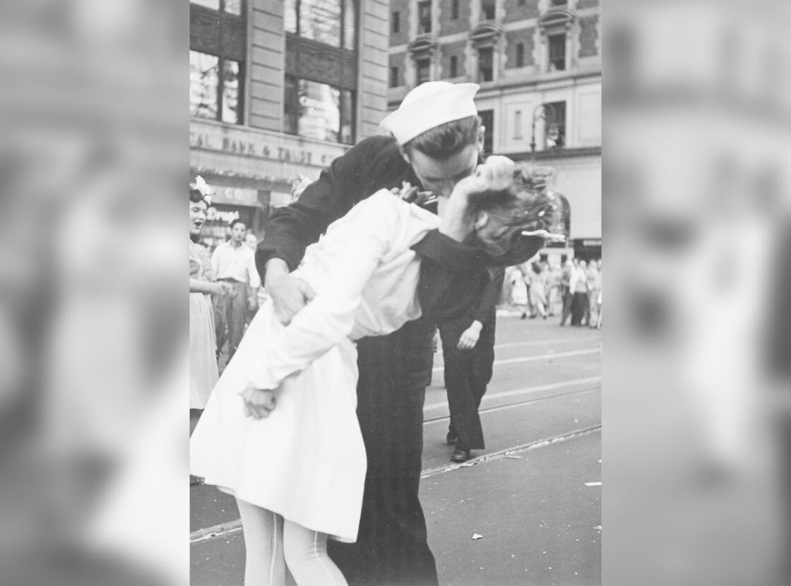 Как поцелуй на Таймс-сквер стал символом окончания Второй мировой войны: история одной фотографии