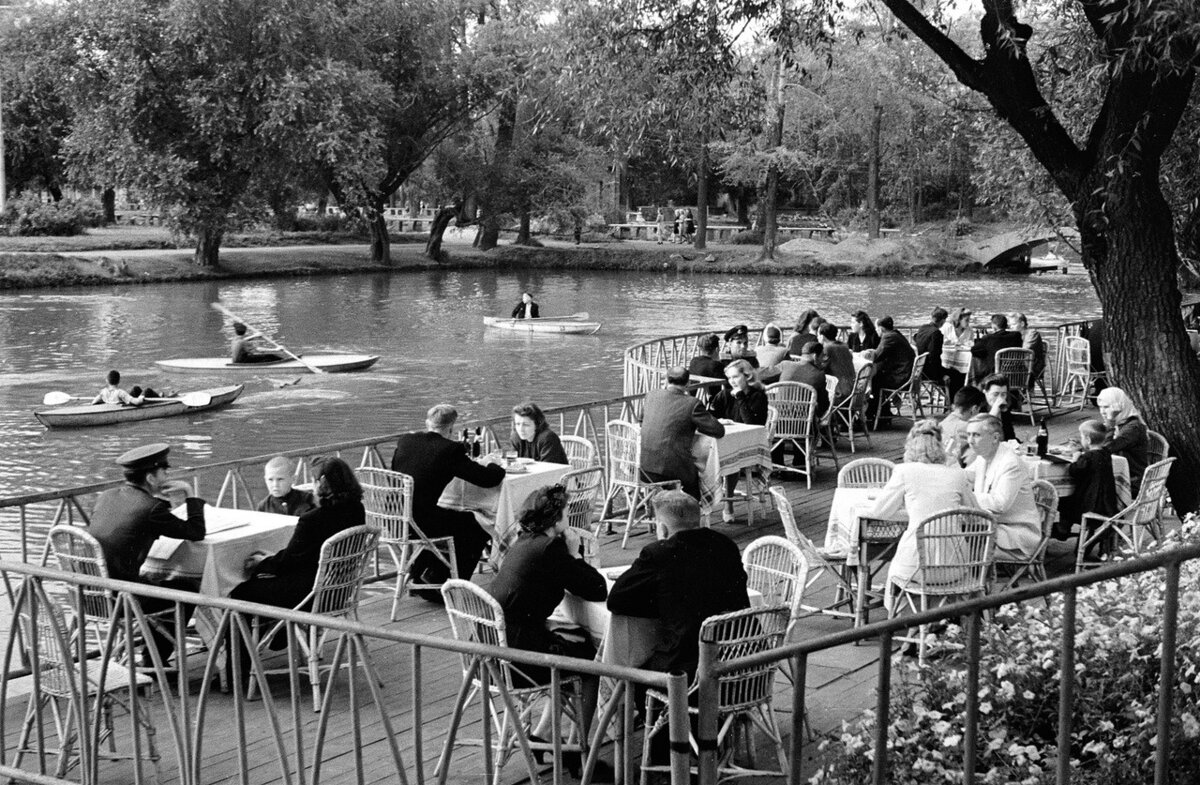 Кафе на террасе в парке Горького в Москве, 1955 год. Фото взято из открытых источников: soviet-postcards.com