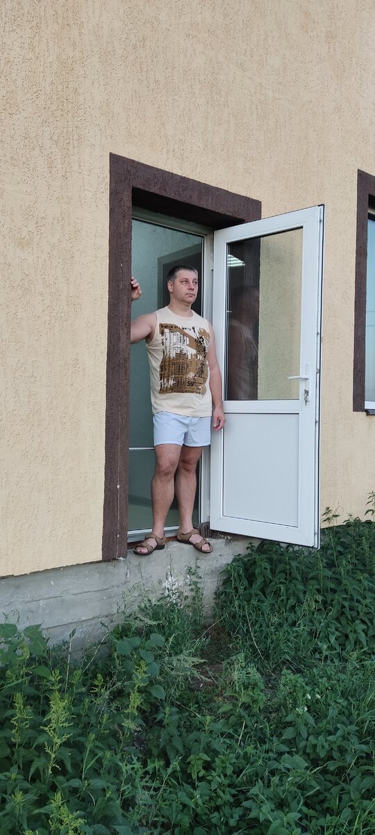 За спиной вроде серьезное здание полученных знаний, но шаг делать некуда... 