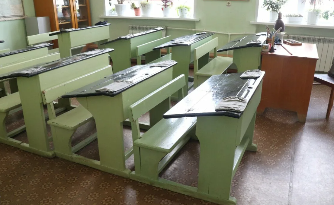 Вот такие у нас были парты, только голубые.