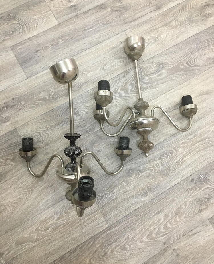 Сразу сняла с люстр плафоны, т.к. они были треснутые, в доме маленькие дети - мало ли что