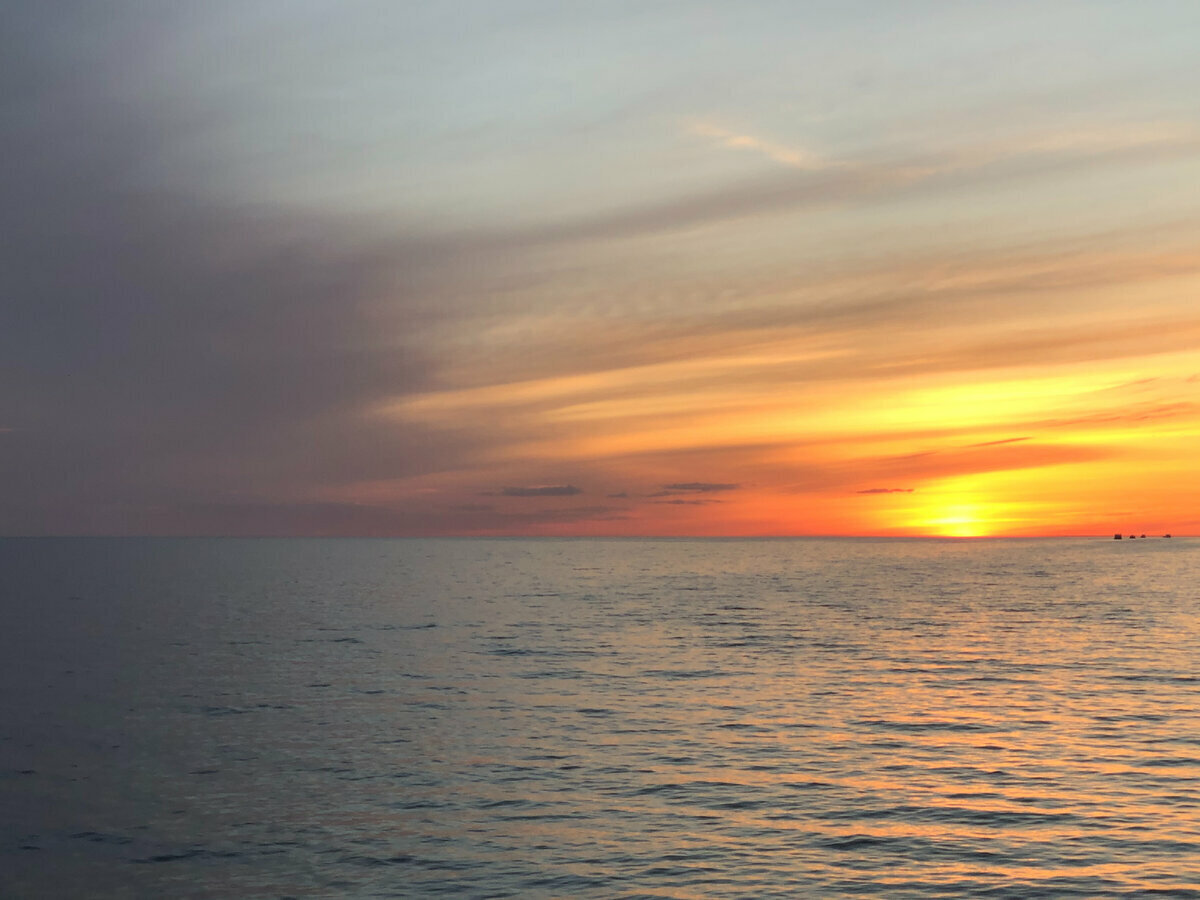 Закат на Рыбинском водохранилище.