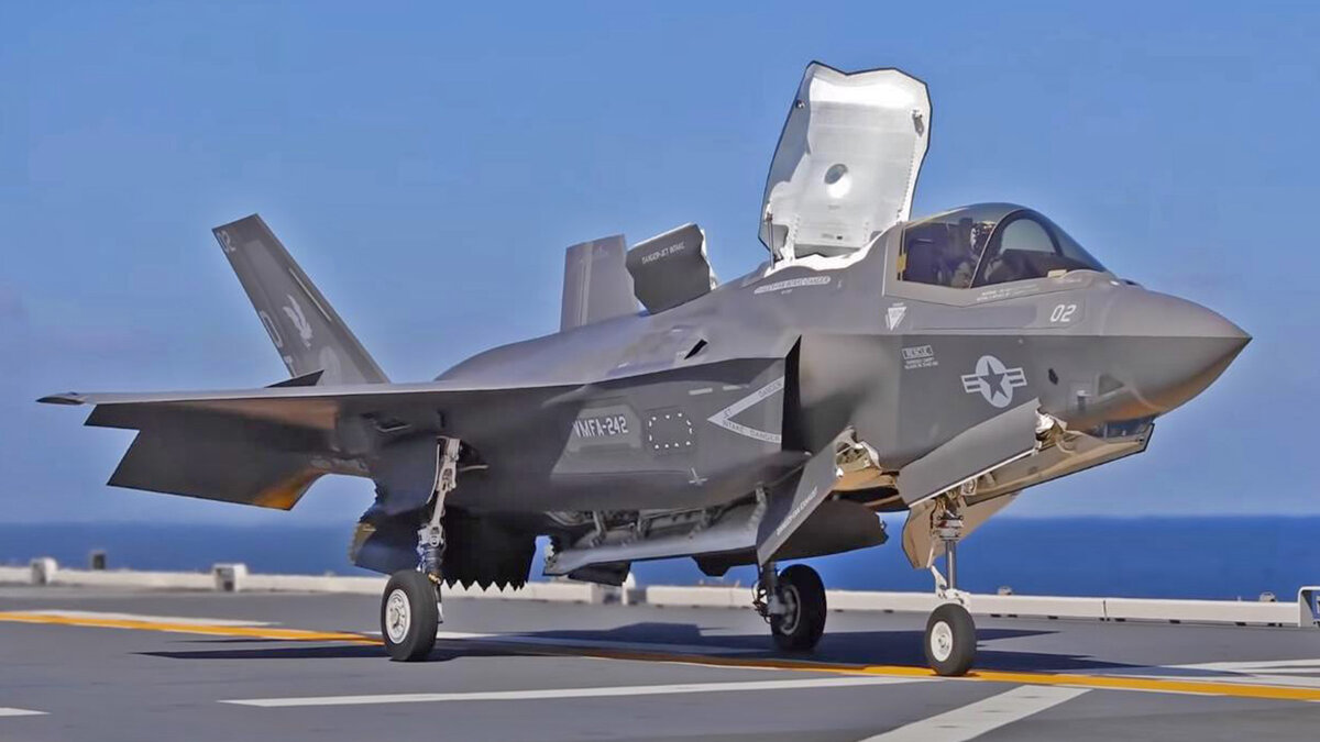 F-35B совершил вертикальную посадку на "Идзумо"