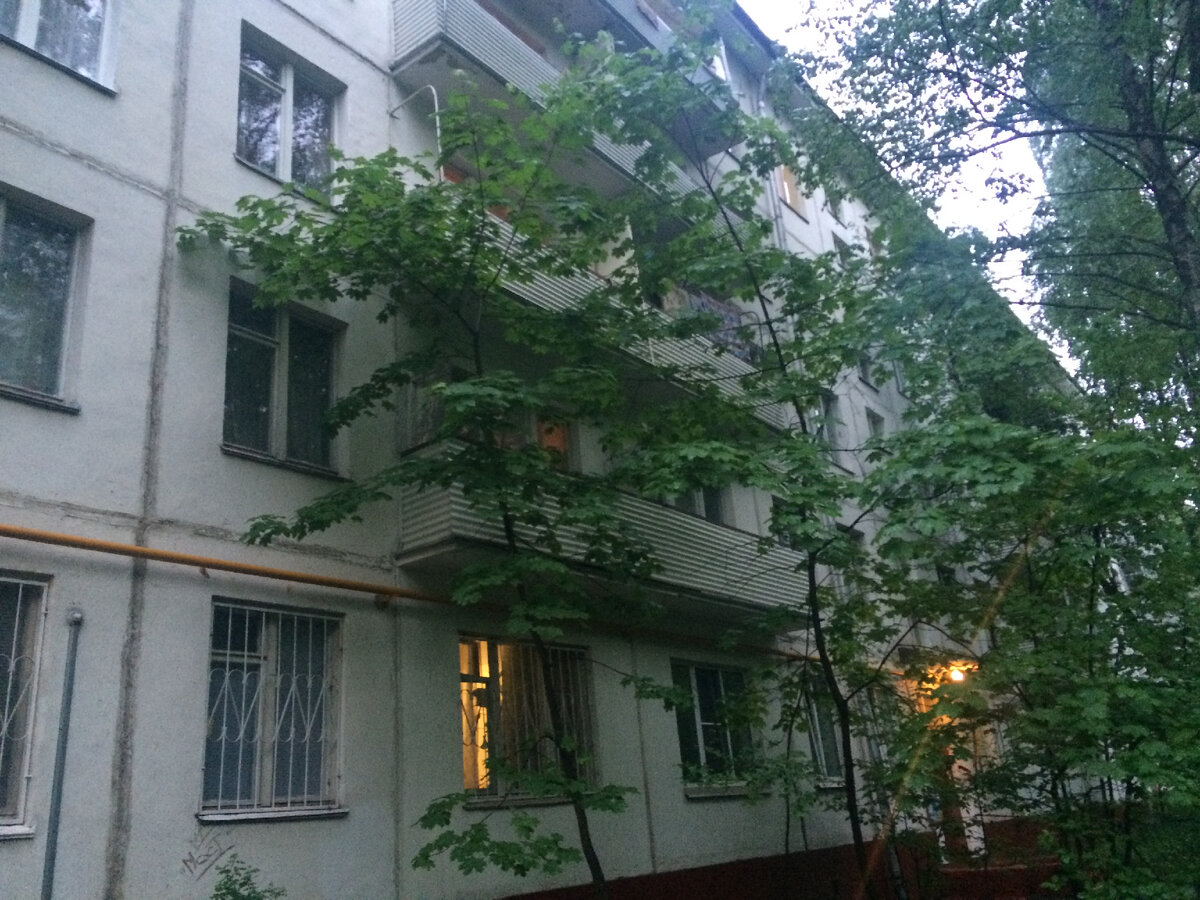 Одна из московских "хрущевок". Люди жили и радовались. И до сих пор живут, кто следил за своим жильем и ремонтировал его. 