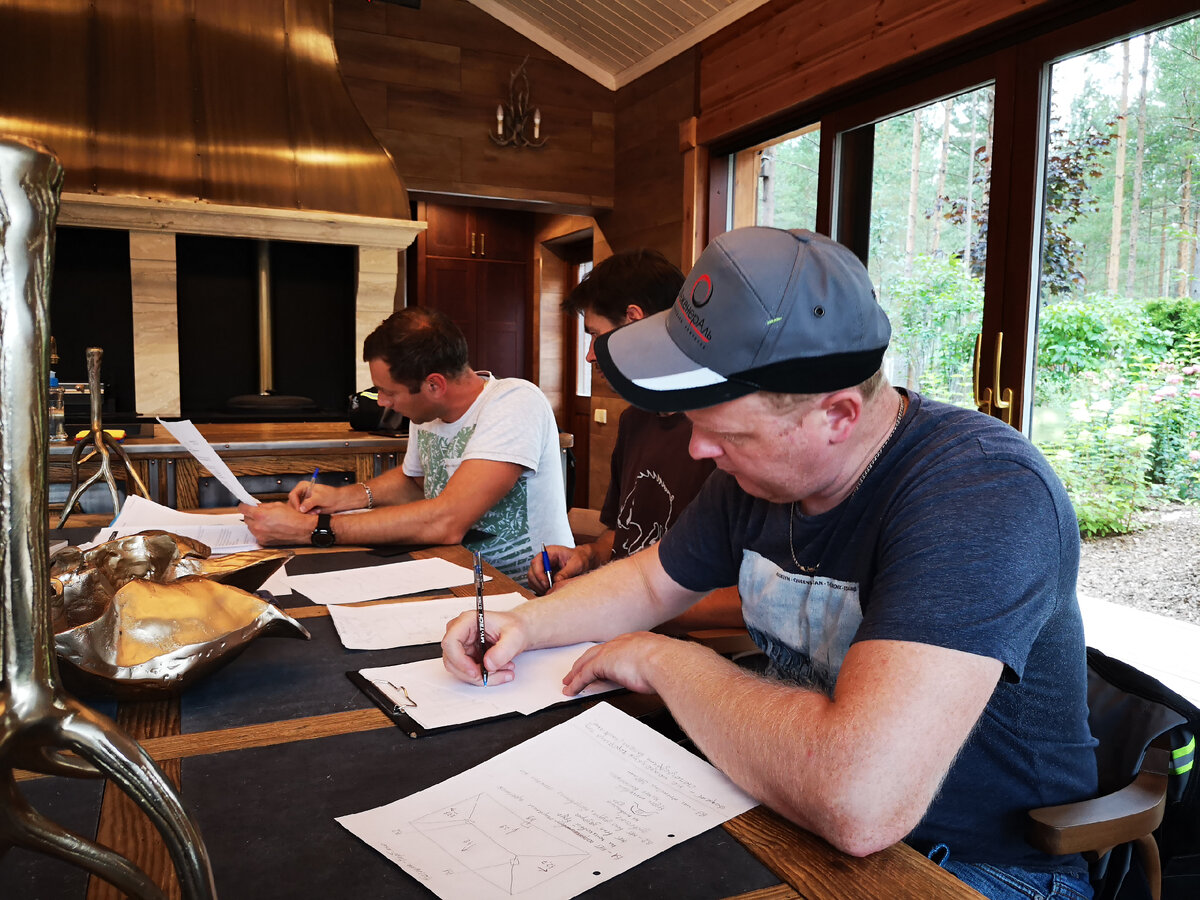 Эксперты "ИнженерАль" составляют акт осмотра после проведения исследований (п. Медное озеро, Ленинградская область, 2019 год)