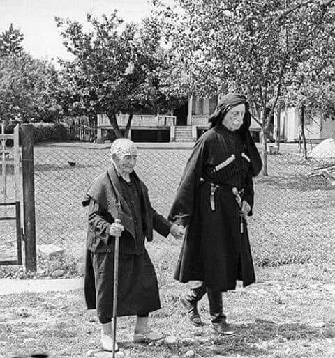 Грузинские долгожители: почтенный 95-летний баба и его мама. Взято из интернета