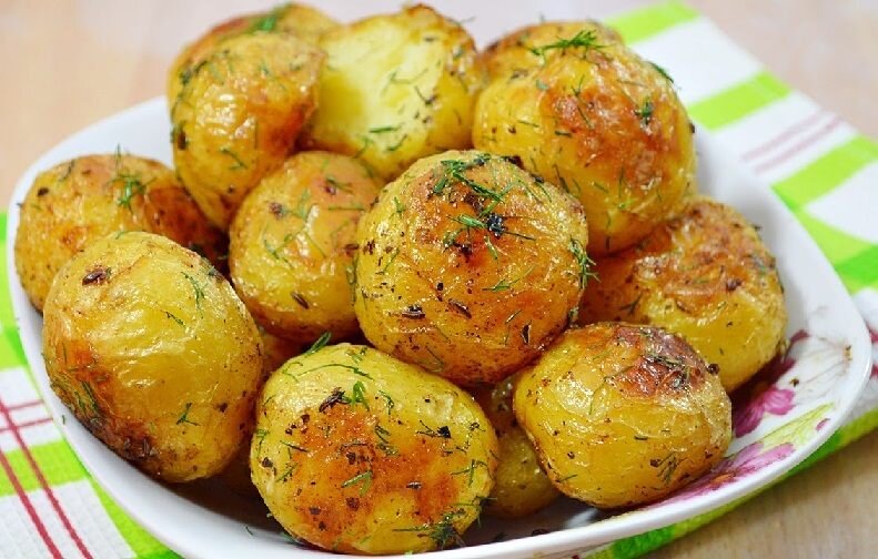 Целая картошка в духовке с золотистой корочкой