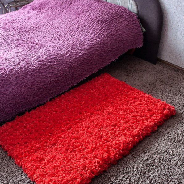 Красный коврик в спальню или ванную