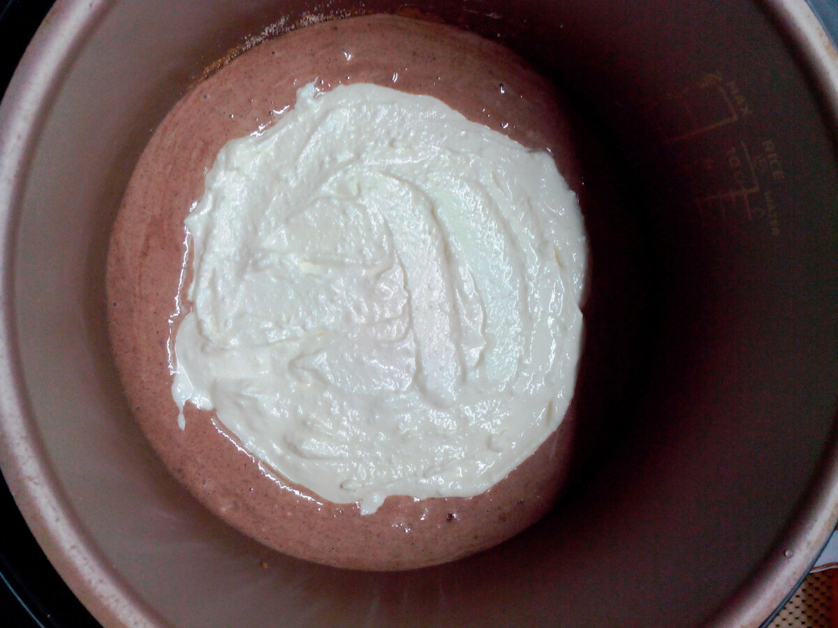 Вот так выложен в середину шоколадного теста творожная начинка.