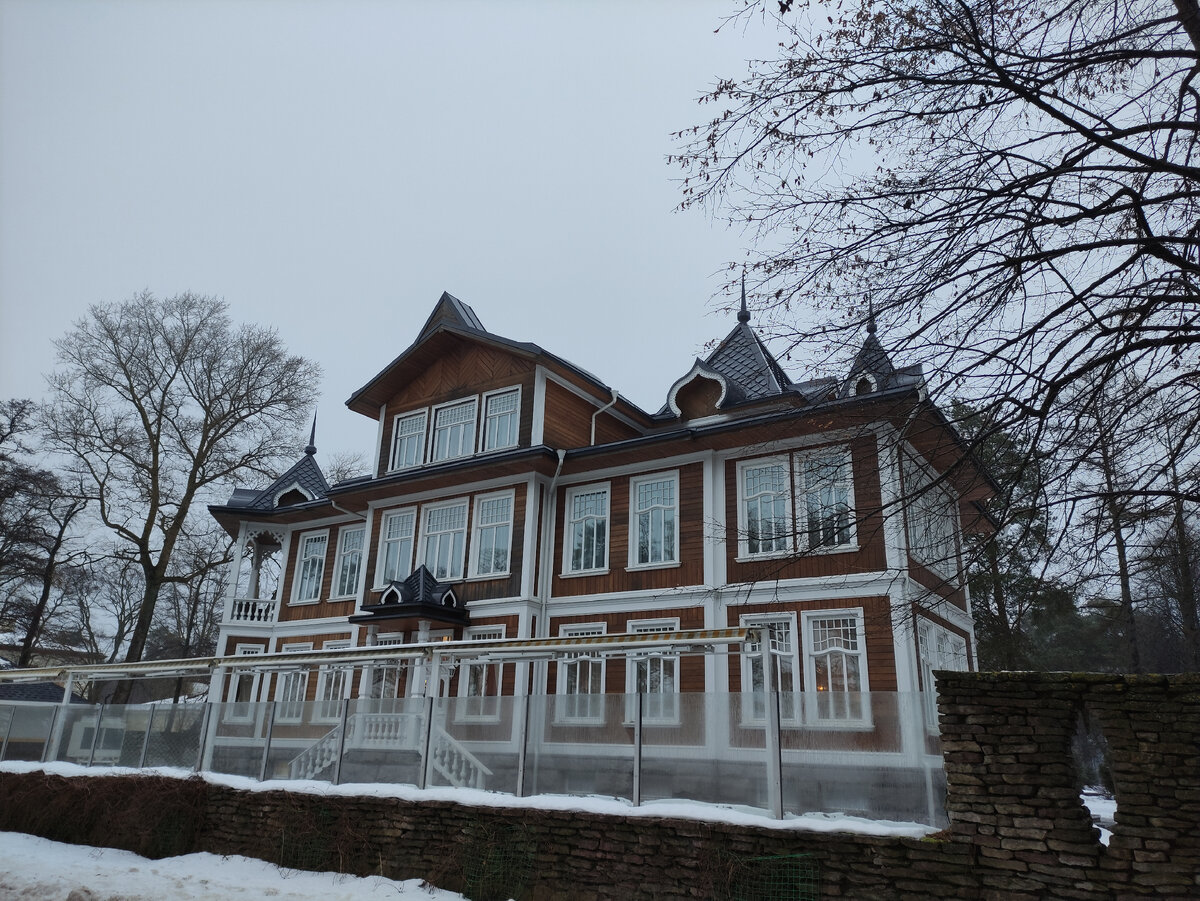 Бывшая дача Шаповаленко. Теперь это отель Скандинавия.