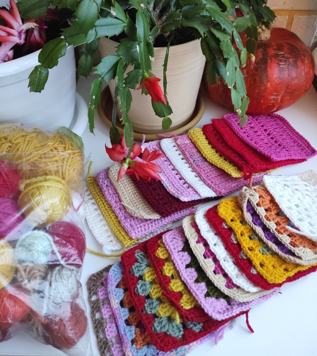 Это уже связанные квадратики для пледа (одеяла)