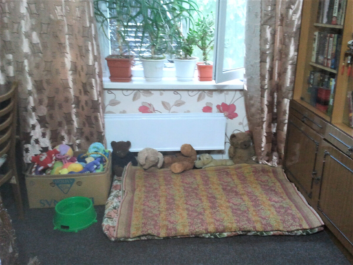 Стол с машинкой - слева за кадром