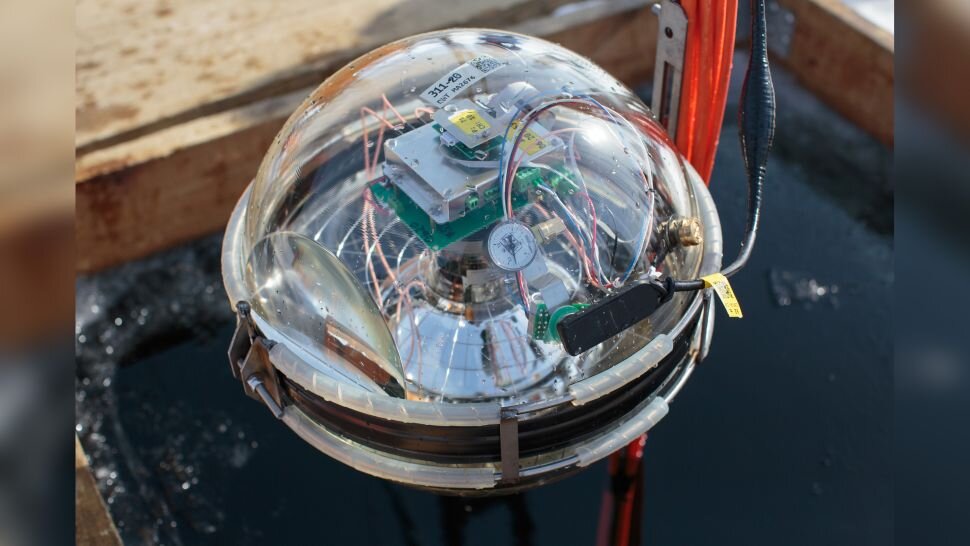 Глубоководный нейтринный телескоп Baikal Gigaton Volume Detector (Baikal-GVD) опускается под озеро Байкал на юге Сибири.  (Фотография предоставлена: Алексей Кушниренко/ТАСС через Getty Images)