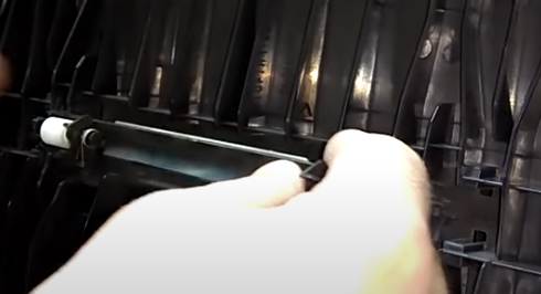 Снимаем планку вместе с пружинами