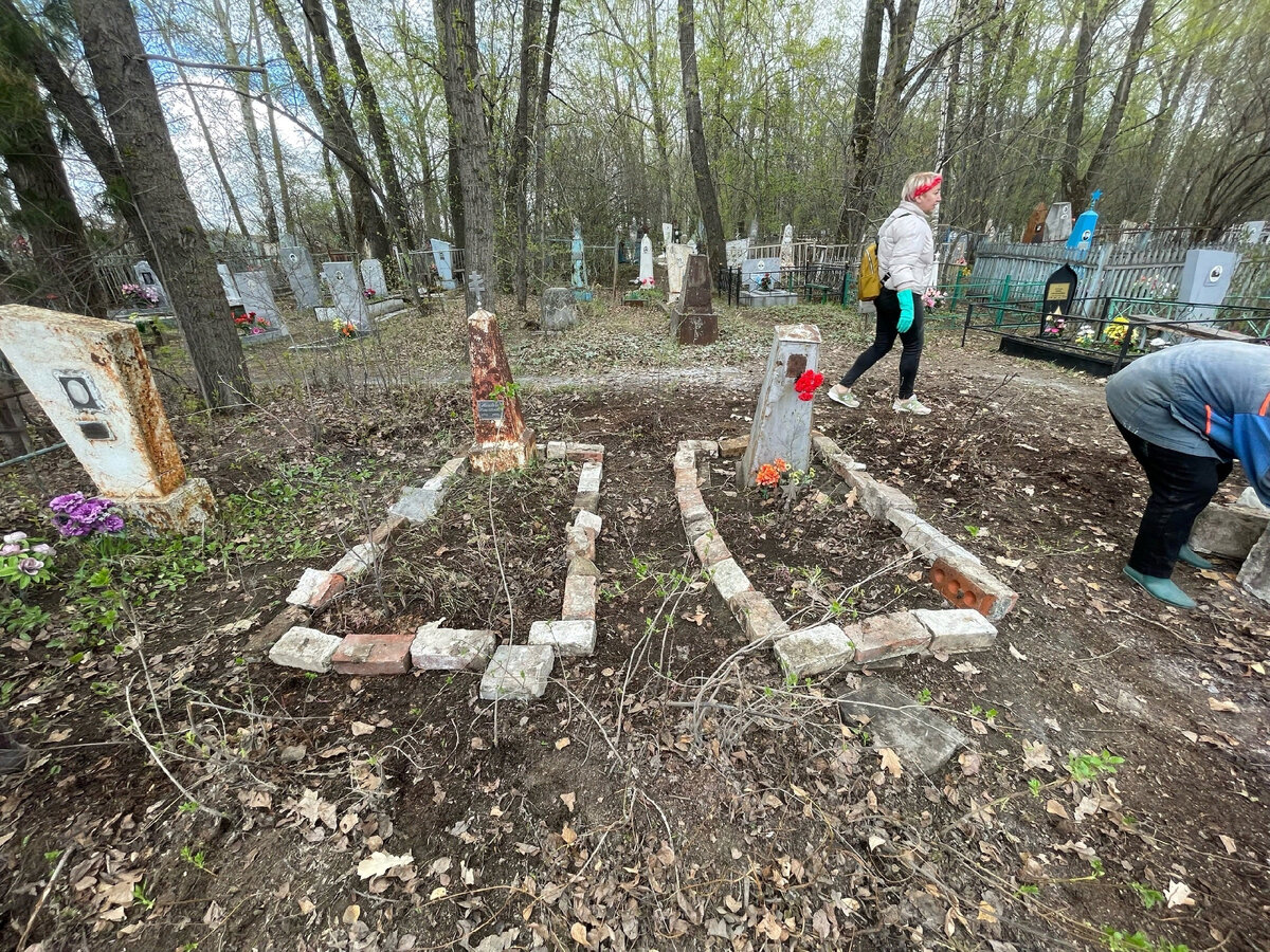 Одни могилы освобождаем от мусора, другие в нём копаем | Полевской 24 /  Рабочая правда | Дзен