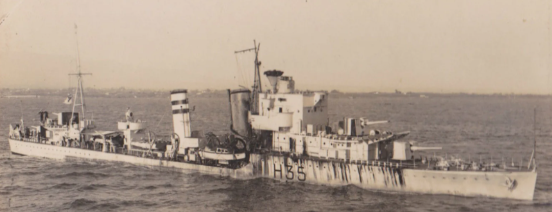 Эсминцем HMS Hunter, после подрыва на мине.