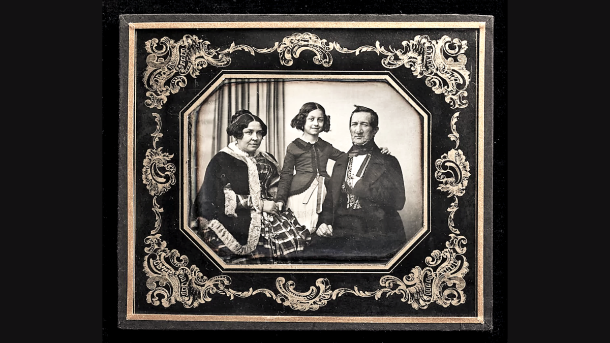 7,2×9,5 см (в свету); 12,6×15×0,6 см. Посеребренная металлическая пластина, стекло, бумага, картон, дагеротипия. © Государственный исторический музей