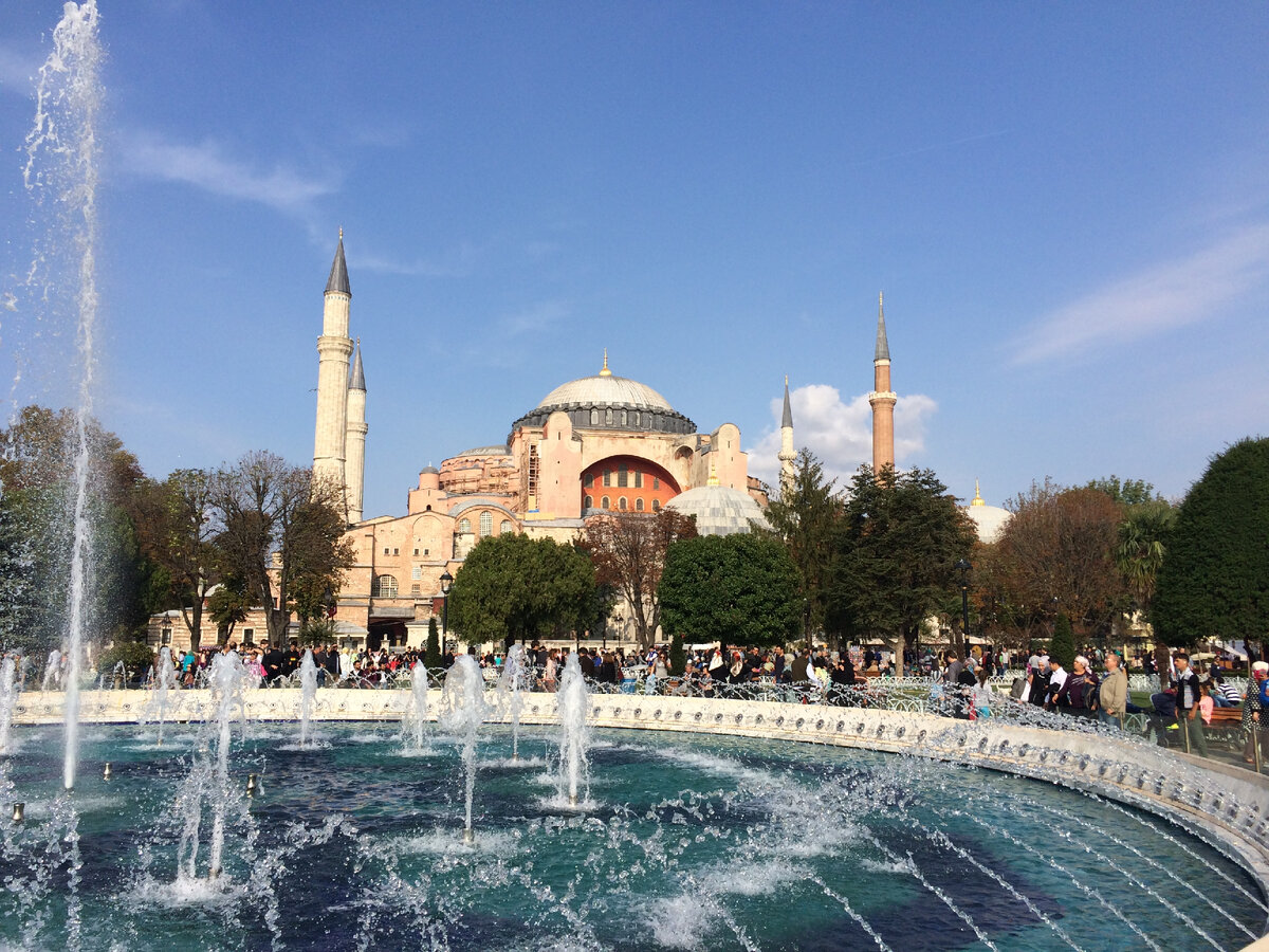 Возвращаясь от площади Ипподрома немного назад, перед вами открывается одно из самых узнаваемых мест Стамбула, непосредственно площадь Султанахмед, остановка трамвая рядом и другие...
