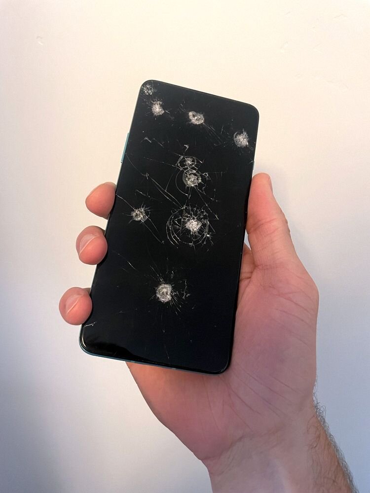 Источник: https://www.reddit.com/r/Wellthatsucks/comments/uwdp10/nephew_tried_his_new_air_soft_gun_on_my_phone