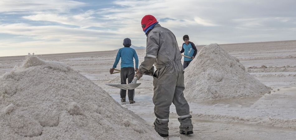 Добыча литиевой соли на месторождении.  фото:картинки  яндекса.