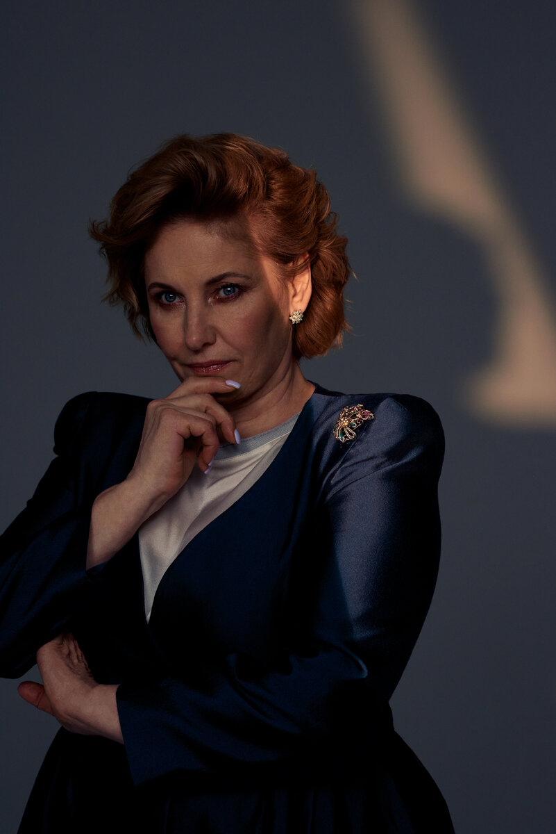 Брошь "Палитра" ювелирного дома RODIS, белое золото 585 пробы, прозрачные бриллианты, синие бриллианты высшей категории, горячая эмаль