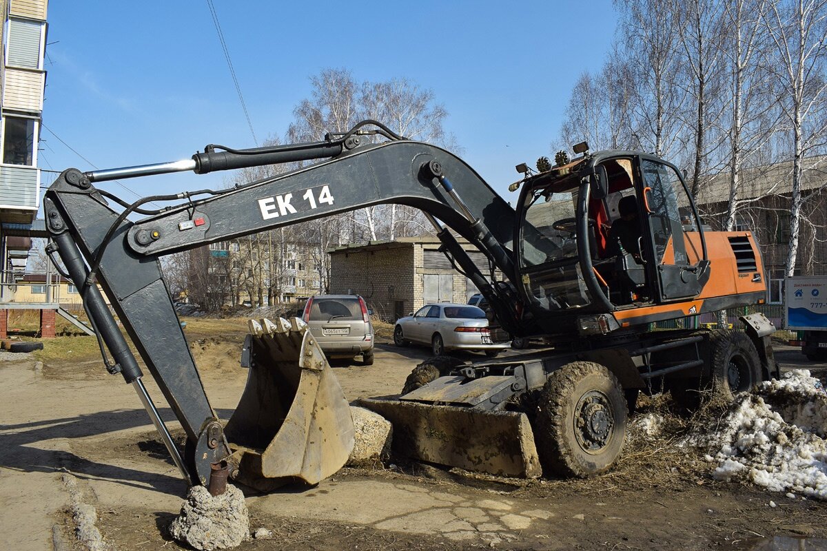 ЕК-14 2004г.в., один из первых с обновлённой кабиной