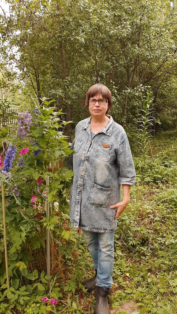 Автор вернулся в деревню. Рядом со сломанным ветром дельфиниумом