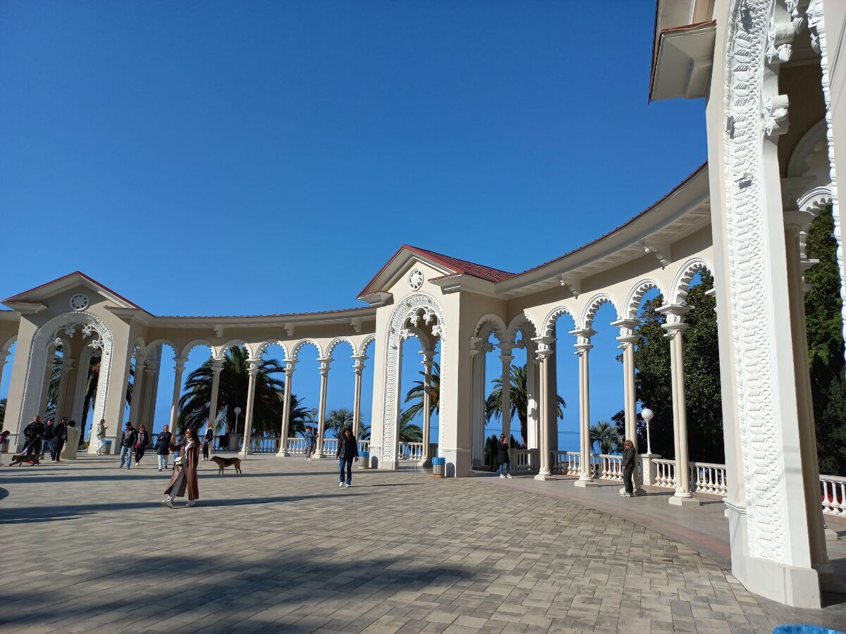 Гагрская колоннада и ресторан Багрипш 