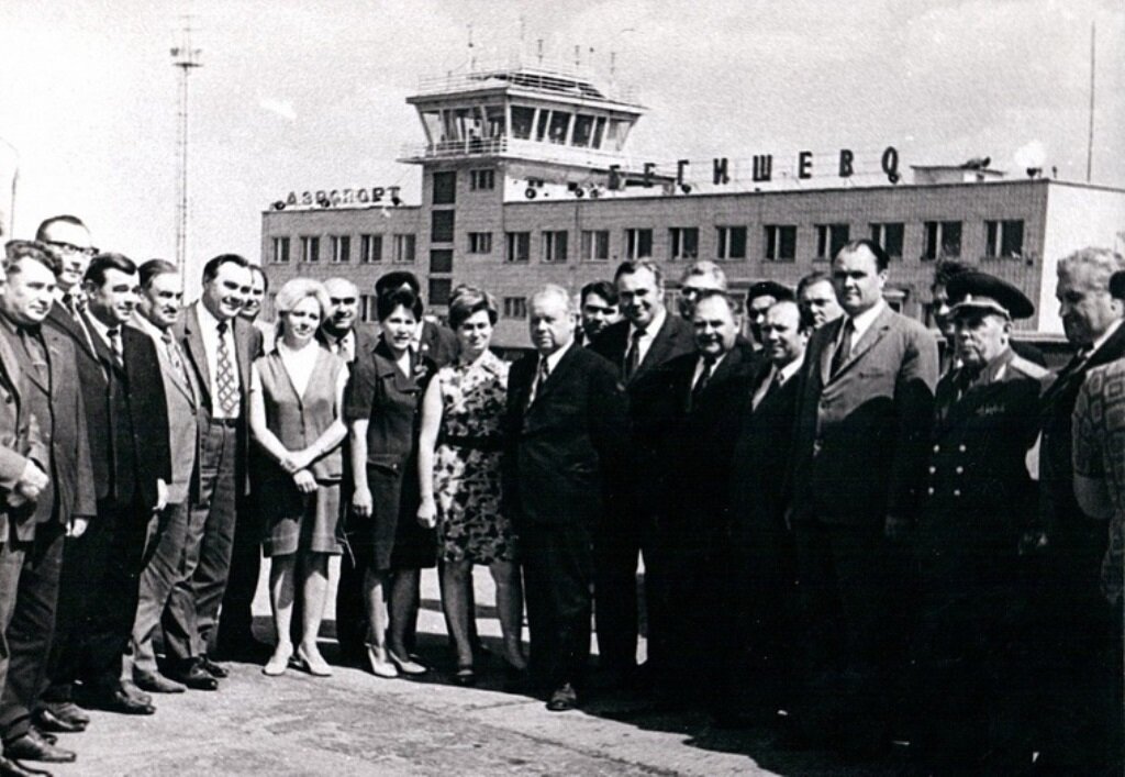 Слева направо: 1…2. Иванцов Николай Максимович – начальник КАМГЭСНЕРГОСТРОЯ (1971-1974) заместитель министра энергетики и электрификации СССР, Герой Социалистического Труда. 3. Троицкий Михаил Трофимович – секретарь Татарского обкома КПСС. 4-6….7. Шилова Лидия Викторовна – инструктор Набережночелнинского горкома КПСС.8 Эгенбург Аркадий Владимирович - заместитель начальника КАМГЭСЭНЕГОСТРОЙ.9. Котвицкая Рита Абдулловна – инструктор Набережночелнинского горкома КПСС.10. …11. Кириленко Андрей Павлович.12. Родыгин Аркадий Андреевич – секретарь парткома КАМАЗа.13. Табеев Фикрят Ахмеджанович – первый секретарь Татарского обкома КПСС.14 – 16 ….17. Беляев Раис Киямович – первый секретарь Набережночелнинского, (Брежневского с 1982 года) горкома КПСС (1969-1984).18 … 19. Садыков Ильдус Харисович - первый секретарь Нижнекамского горкома КПСС (1969-1983). 20. ...21. ....