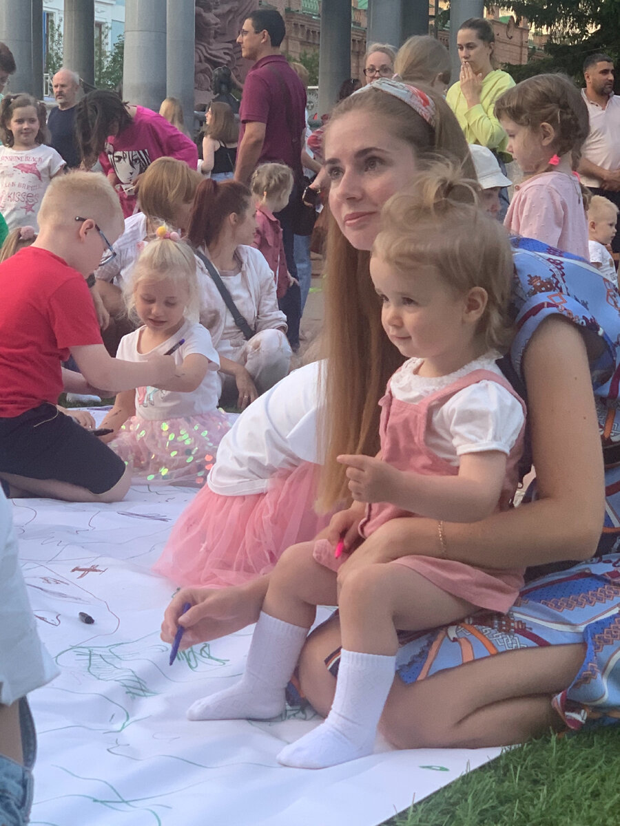 Вот позируют папе. Красивенькие все такие😍