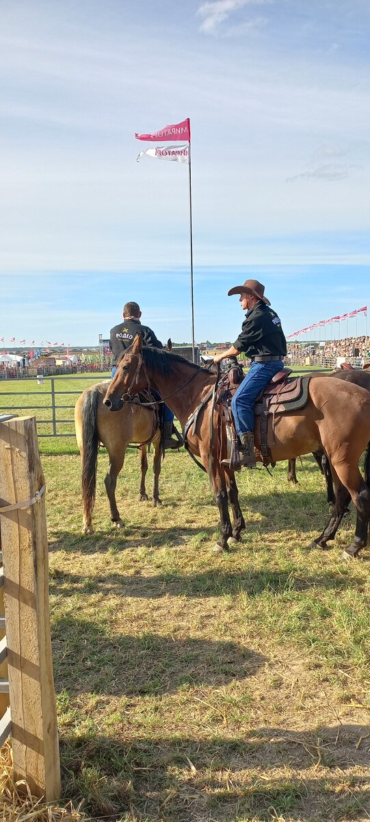 Местные ковбои  на праздновании День Поля в п. Сокольники Калининградской области. 