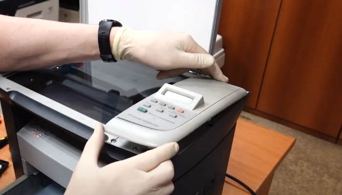 Фото 10. Приподнимаем панель и сдвигаем ее на себя