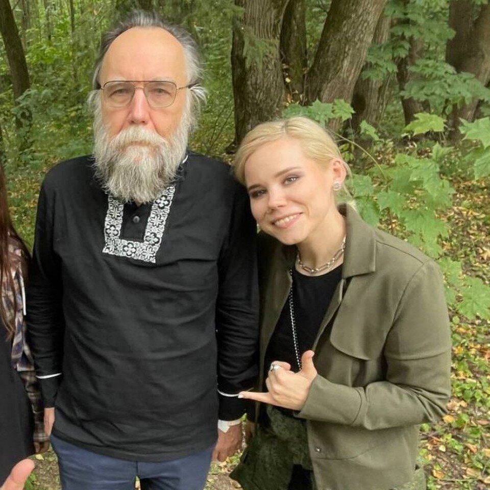     Одна из последних фотографий Дарьи Дугиной с отцом Александром Дугиным. Снимок был сделан на фестивале «Традиция» незадолго до трагической смерти девушки. Фото: ТГ Акима Апачева