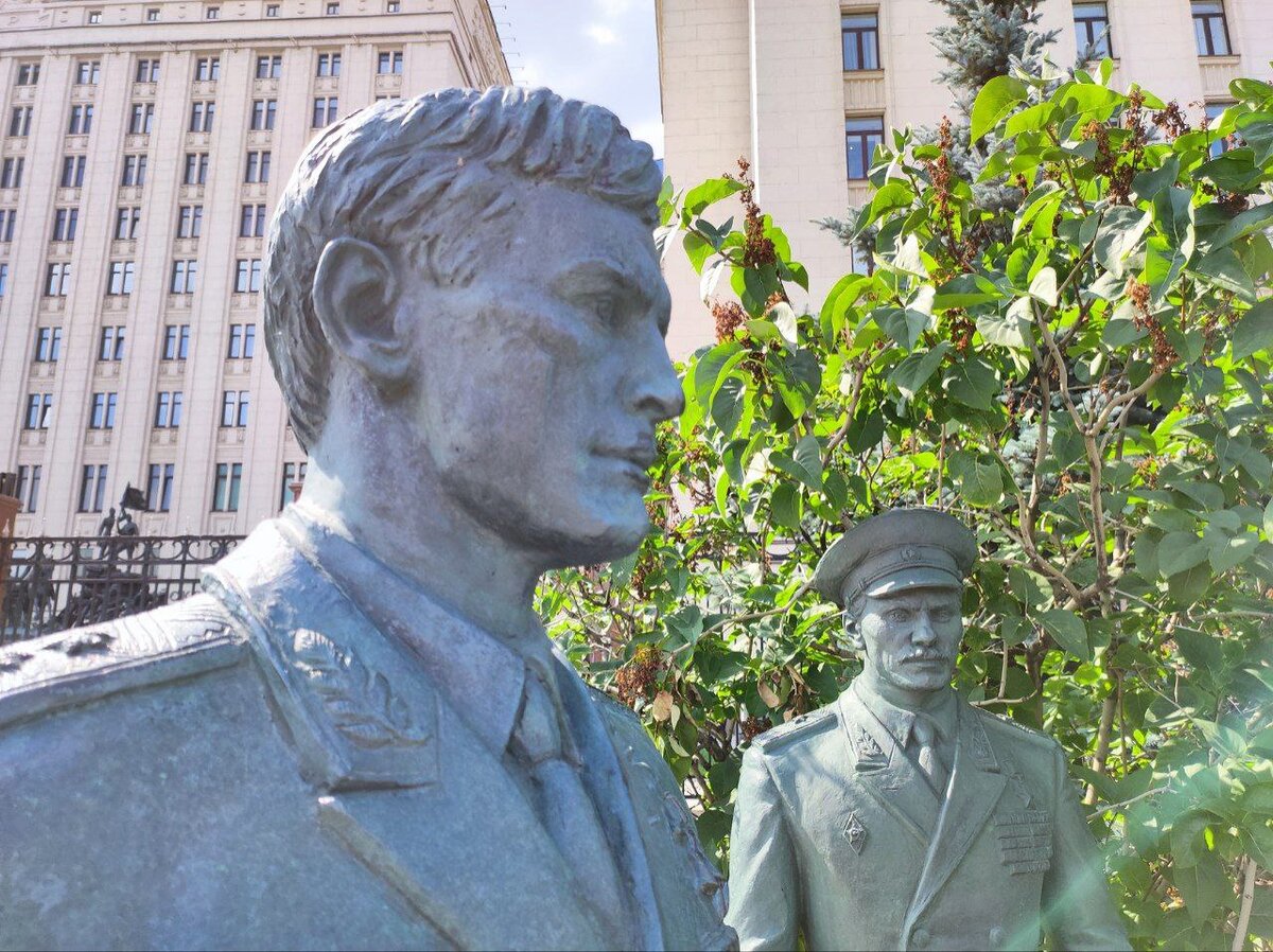 Памятник Лановому и Юматову в Москве. Памятник фильму офицеры в Москве. Памятник офицеры на Фрунзенской набережной.