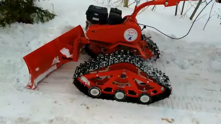 Гусеничный снегоуборщик
