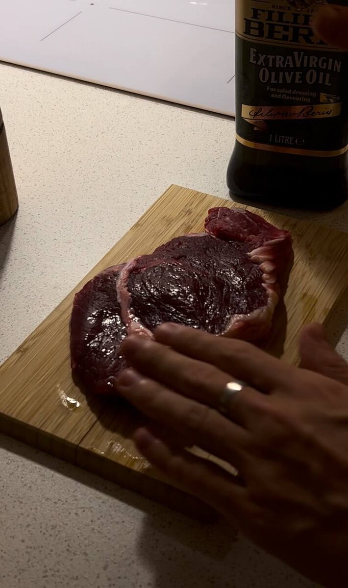 Смазываю оливковым маслом.