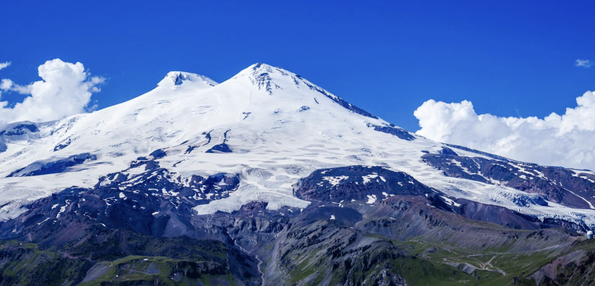 В районе Эльбруса — самой высокой горы в Европе — нашли доказательства того, что местные неандертальцы применяли битум раньше, чем его начали использовать в Древнем Египте и Месопотамии. Фото iStock 