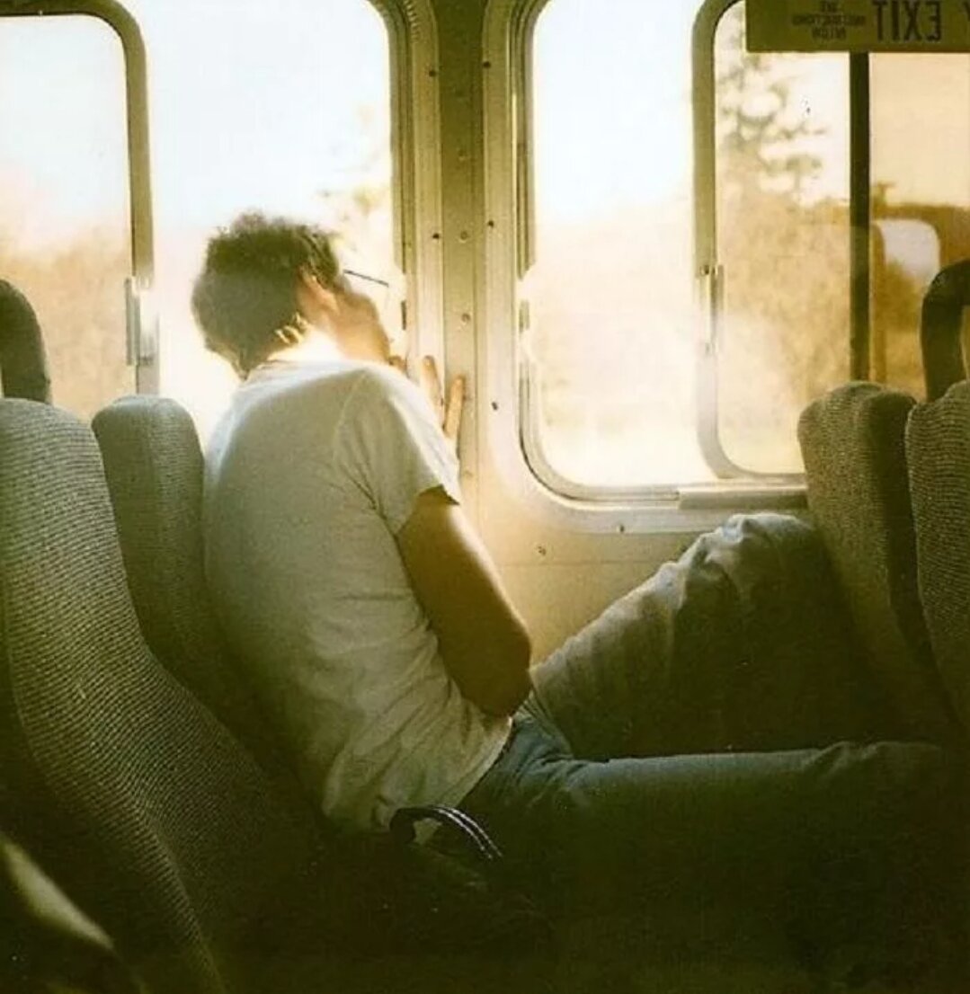 Ехала в поезде муж. Мужчина в поезде. Парень сидит в поезде. Парень в автобусе. Парень в поезде у окна.