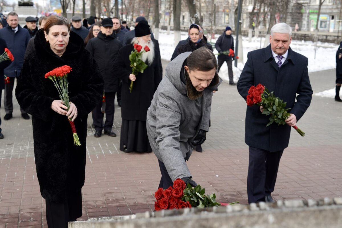 Неизвестный солдат мероприятие в школе. Возложение цветов. Возложение цветов к могиле неизвестного солдата. День неизвестного солдата возложение цветов к памятнику. Возложение цветов губернатор Архангельской.