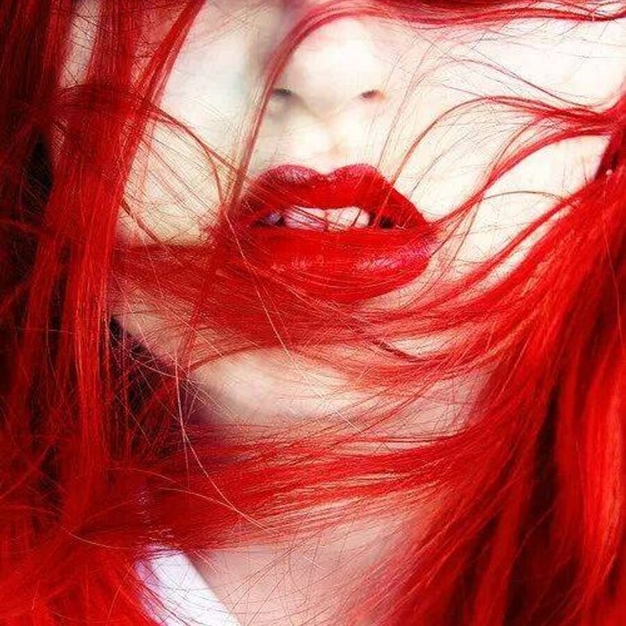 Amazing red отзывы. Девушка с красными волосами. Алые волосы. Яркие красные волосы. Красивые девушки с красными волосами.