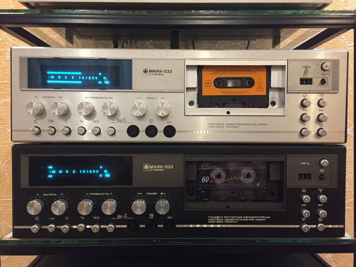 Маяк 233 чёрного и серебристого цвета спереди 