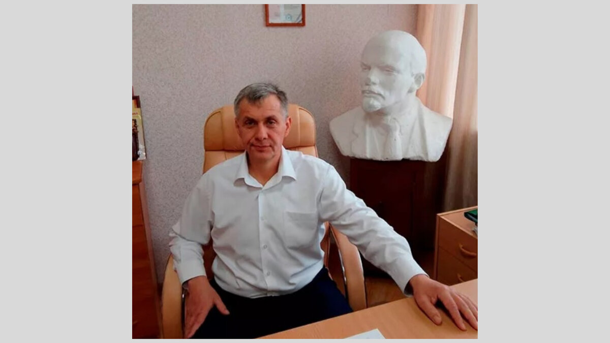     Главой Ижевска может стать самый необычный кандидат из подавших заявки на конкурс — директор городской школы №31 Владимир Ульянов. Кроме схожих с вождем большевиков именем и фамилией, этот кандидат отличается от 19-ти других тем, что принял участие в СВО, а также судился с администрацией города.