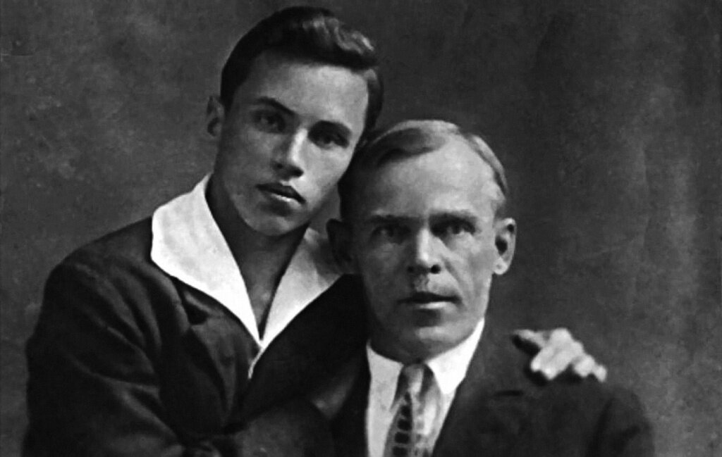 Анатолий с отцом (Ташкент, 1938 г.). Иван Степанович Китов добился приема у самого Ворошилова и убедил его, что Анатолий, одаренный математик, не должен служить рядовым: ему нужно и в армии продолжать учиться