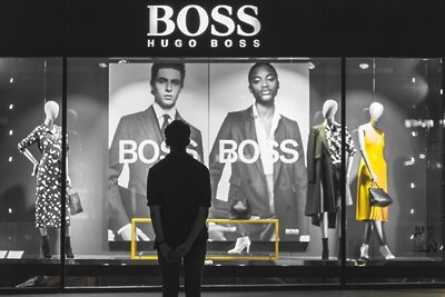    Hugo Boss ©Jules D. Unsplash.com