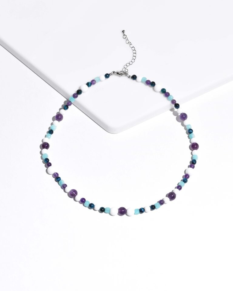 На фото чокер из агата, амазонита, тигрового глаза и аметиста